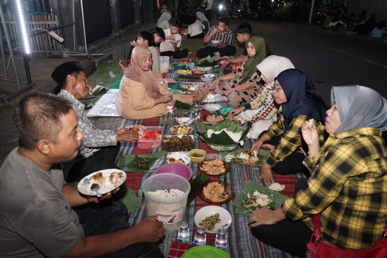 Ribuan Orang Ramaikan Tumpeng Sewu Desa Adat Kemiren Banyuwangi 