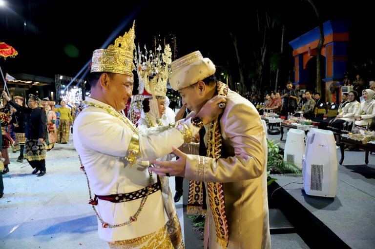 Wali Kota se-Indonesia Pakai Baju Adat Meriahkan Karnaval Budaya Munas APEKSI 2025 Surabaya