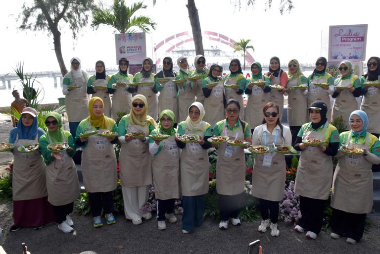 Semarak Ladies Program APEKSI: Istri Kepala Daerah Asyik Nguleg Rujak Cingur di Kenjeran