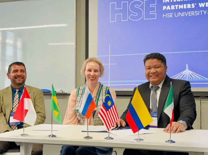 Consortium Manifesto signing by Dr. Berto (Center, Head of the Department of Business Management, ITS) and Dr. Anna Tyshetskaya (Right, Director of HSE St. Petersburg)