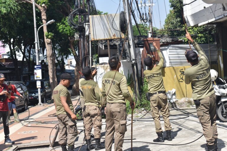 Pemkot Surabaya Tertibkan Kabel Utilitas Ilegal di Lima Lokasi