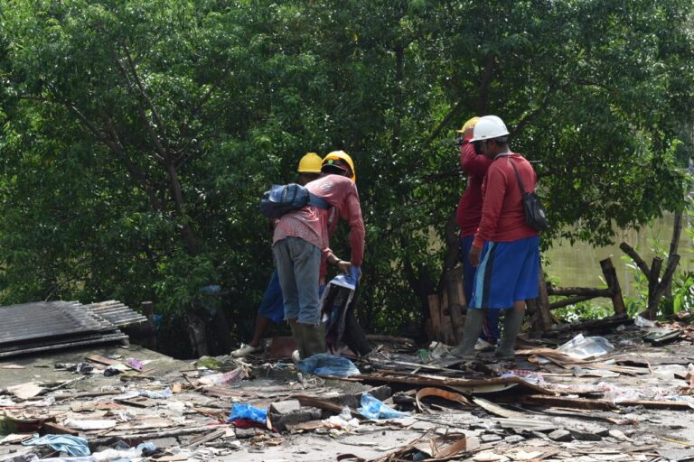 Pemkot Surabaya dan BBWS Bengawan Solo Tertibkan 13 Bangunan Liar di Sempadan Sungai Lamong