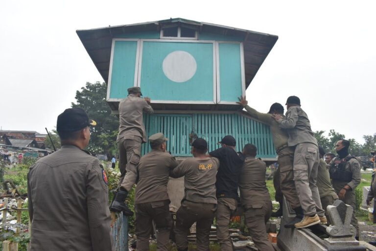 Berantas Indikasi Judi Merpati, Satpol PP Surabaya Tertibkan Bekupon di TPU Rangkah
