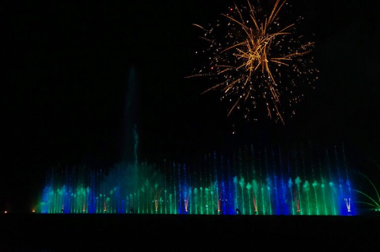 Pesona Laser Air Mancur dan Sejarah Surabaya Semarakkan Malam Keakraban Munas VII APEKSI