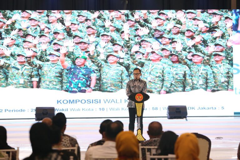 Wamendagri Bima Arya Puji Kecepatan TGC Surabaya di Munas VII APEKSI 2025