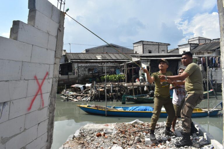 Satpol PP Surabaya Tertibkan Bangunan Liar di 200 Meter Awal Sungai Kalianak 