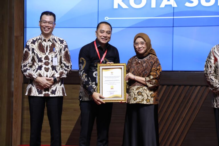 Nilai Reformasi Birokrasi Surabaya Terbaik Nasional, Wali Kota Eri Terima Penghargaan KemenPAN-RB