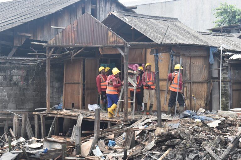 Satpol PP Surabaya Berikan Surat Peringatan ke-3 dan Tertibkan Bangunan di Bantaran Sungai Kalianak