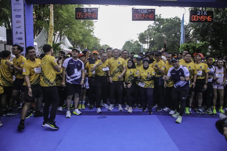 Semarakkan HJKS ke-732, 4600 Pelari Ramaikan Surabaya Medic Air Run 2025