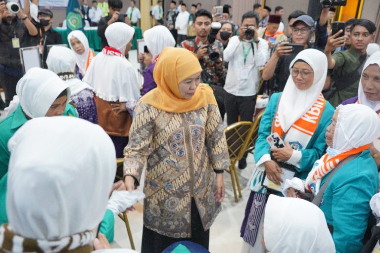 Pemberangkatan Kloter Pertama Embarkasi Surabaya, Gubernur Jatim Sapa Para Jemaah
