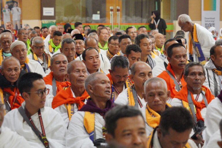 Pemberangkatan Gelombang Dua Dimulai, Kloter 51 Pakai Ihram Sejak di Embarkasi Surabaya