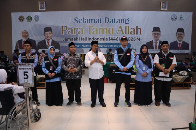 Sapa Langsung Jemaah Kloter 92, Sekda Kota Surabaya Titip Doa untuk Kota Pahlawan