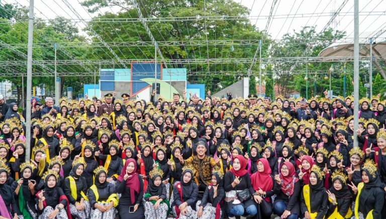 Peringatin Hardiknas, Pemkab Lamongan Berikan Penghargaan Kepada Insan Pendidikan