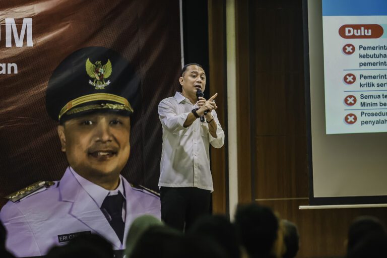 Dari Sekolah Kebangsaan hingga Digitalisasi, Wali Kota Eri Beberkan Rahasia Kemajuan Surabaya di Unair