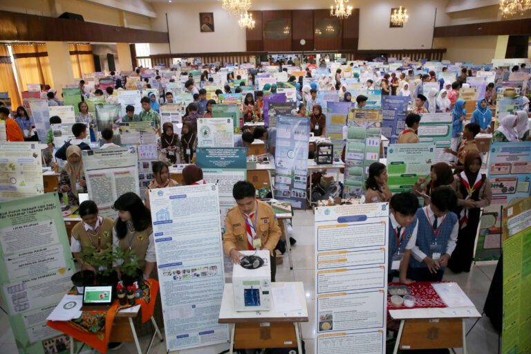 Ratusan Inovasi Ramaikan Lomba Peneliti Pelajar Surabaya Jenjang SMP 2025