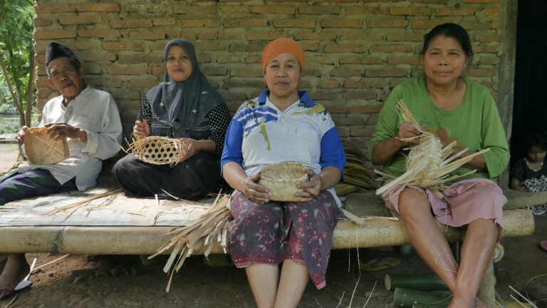 Kebijakan Bupati Ipuk Batasi Kantong Plastik, Membuat UMKM Kerajinan Bambu Kembali Bergairah