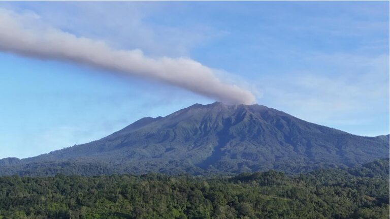 Gunung Raung Erupsi, Bupati Ipuk Minta Masyarakat Banyuwangi Tetap Tenang