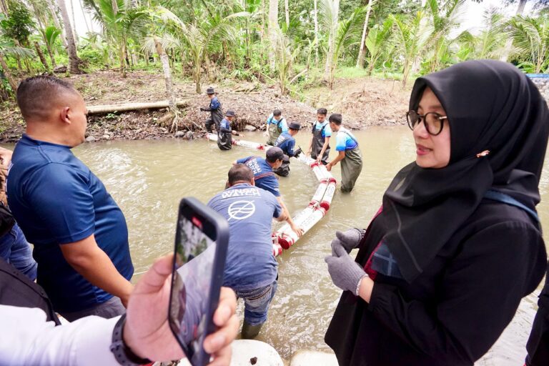 Bunga Desa di Kecamatan Songgon, Bupati Ipuk Pasang Trash Barier di Sungai