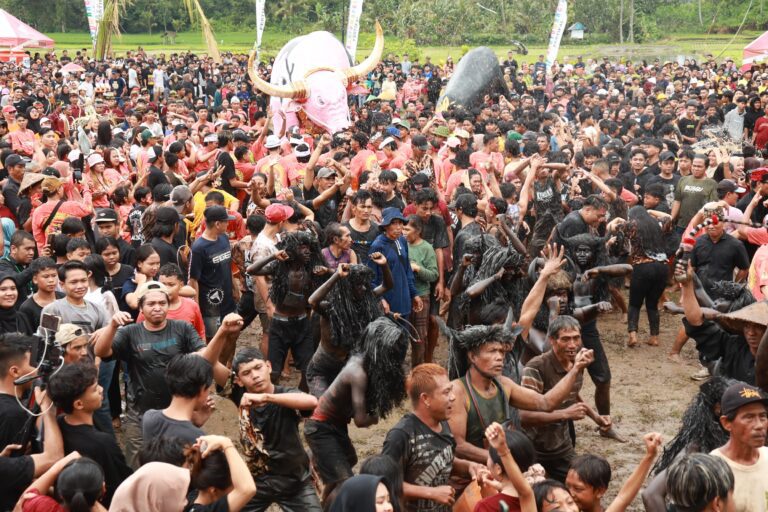 Ribuan Orang Ramaikan Ritual Adat Keboan Aliyan Banyuwang