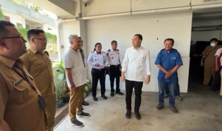 Sidak RSUD Soewandhi, Wali Kota Eri Cahyadi Instruksikan Penataan Parkir di Tepi Jalan Agar Tak Macet