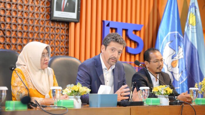 DNV Regional Manager Asia Pacific Energy System Brice Le Gallo (tengah) ketika menyampaikan kontribusi yang diberikan kedua pihak dan tujuan yang ingin diraih lewat kolaborasi bersama ITS