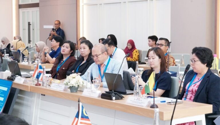 Delegasi ASEAN beserta jajaran ITS saat mengikuti forum diskusi ASEAN BGC Network Meeting 2025 di Gedung Rektorat ITS