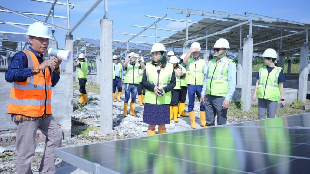 Delegasi ASEAN ketika berkunjung ke lokasi fasilitas laboratorium REIDI di ITS untuk melihat konsep kerjanya