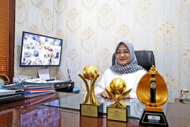 Direktur utama BPR SAU, Renny Wulandari 3