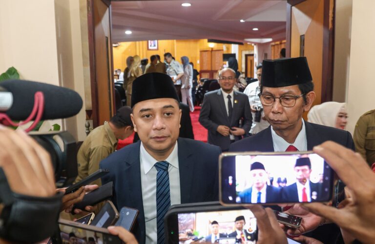 Dorstop Wali Kota Usai Paripurna di DPRD Surabaya