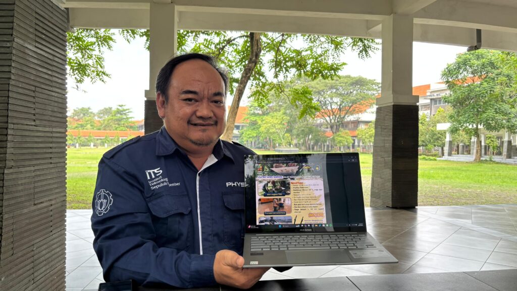 Dr Lila Yuwana SSi MSi menunjukkan desain Electric Wheelbarrow sebagai alat bantu angkut hasil panen sawit yang tengah dikembangkan oleh tim peneliti ITS