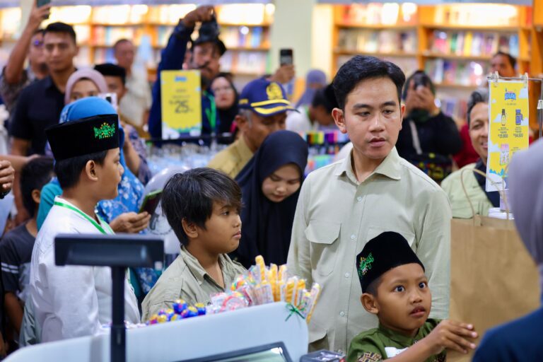 Ke Banyuwangi, Wapres Gibran Traktir Seratus Anak Yatim Belanja Peralatan Sekolah