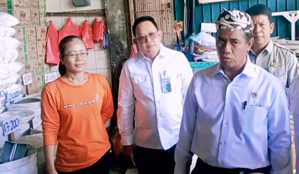 Mentan Andi Amran Sulaiman didampingi Sekdaprov Jatim Adhy Karyono temui pedagang beras Ria saat pantau harga beras di Pasar Tembok Surabaya