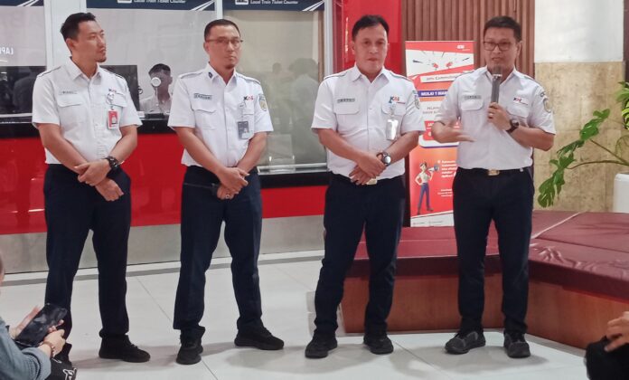 Manager Public Relations KAI Commuter Leza Arlan saat memberikan keterangan di stasiun Surabaya Gubeng.