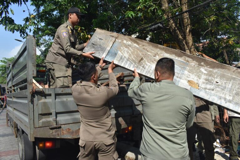 Pemkot Surabaya Tertibkan Bangunan Liar untuk Normalisasi Saluran Air di Wiyung Pratama dan Karangan PDAM