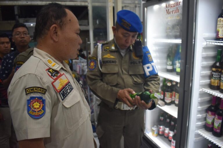 Satpol PP Surabaya Sita Puluhan Botol Miras, Toko Nekat Jual Berulang Kali Disegel!