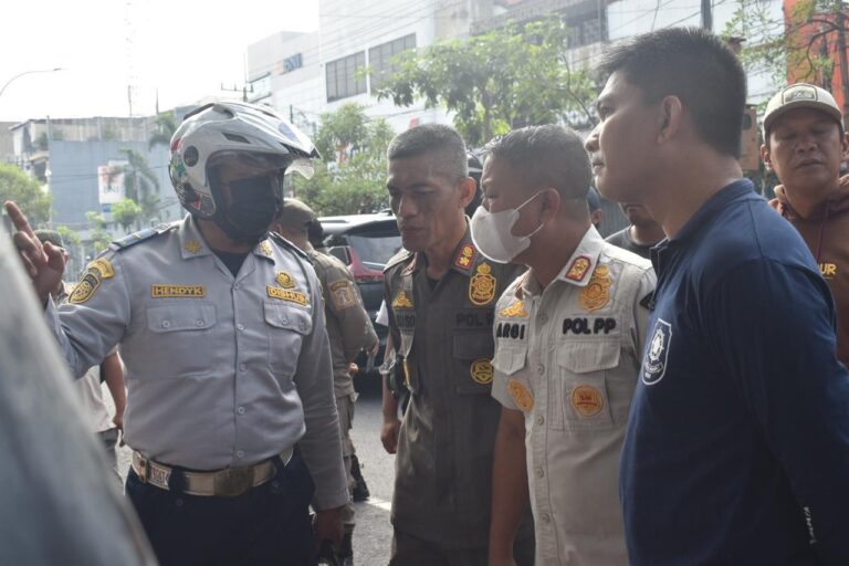 Satpol PP Surabaya Tertibkan PKL dan Kendaraan Parkir Liar di Trotoar Kedungdoro