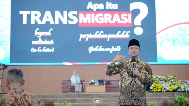 Menteri Transmigrasi RI Muhammad Iftitah Sulaiman Suryanagara saat menjelaskan mengenai peran transmigrasi dalam mendukung pembangunan nasional dalam Kuliah Tamu di ITS