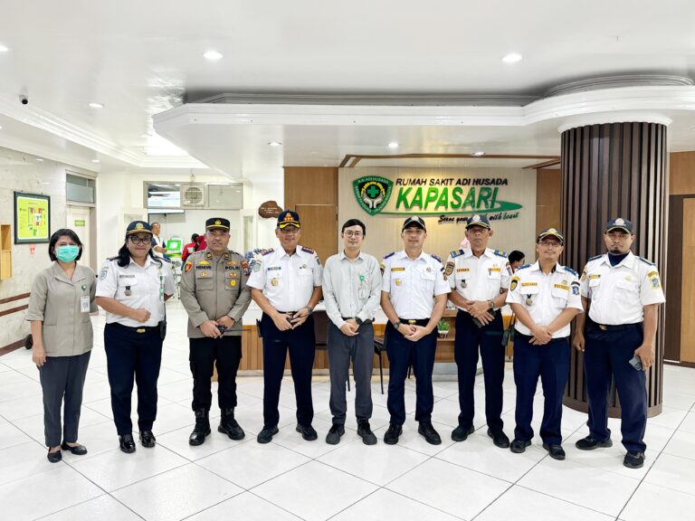 Dishub Surabaya Tertibkan Parkir di Kawasan RS Adi Husada, Pasang Rambu Larangan demi Kelancaran Lalu Lintas