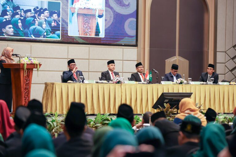 Hadiri Pengukuhan 1020 PPG UINSA, Wali Kota Eri Cahyadi Dorong Guru Melek Teknologi AI