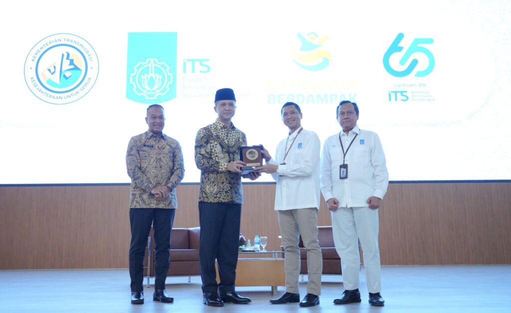 Penyerahan cendera mata oleh Rektor ITS Prof Ir Bambang Pramujati ST MSc Eng PhD kepada Menteri Transmigrasi RI Muhammad Iftitah Sulaiman Suryanagara