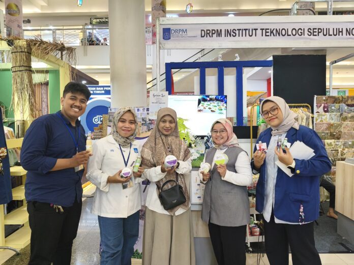 Siti Nurkhamidah ST MS PhD (tengah) bersama tim ITSpa saat memamerkan produk ITSpa di Royal Plaza Surabaya