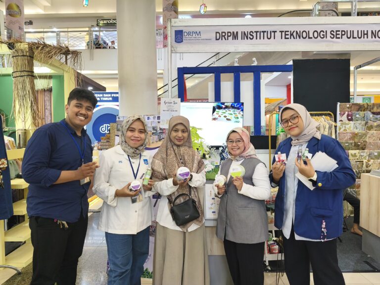 Siti Nurkhamidah ST MS PhD (tengah) bersama tim ITSpa saat memamerkan produk ITSpa di Royal Plaza Surabaya