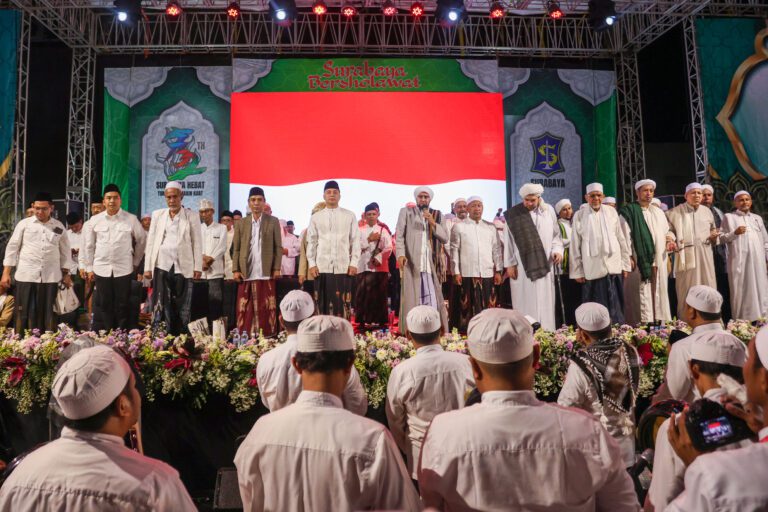 Habib Syech Pimpin Sholawat Akbar di Surabaya, Ribuan Jemaah Padati SBEC