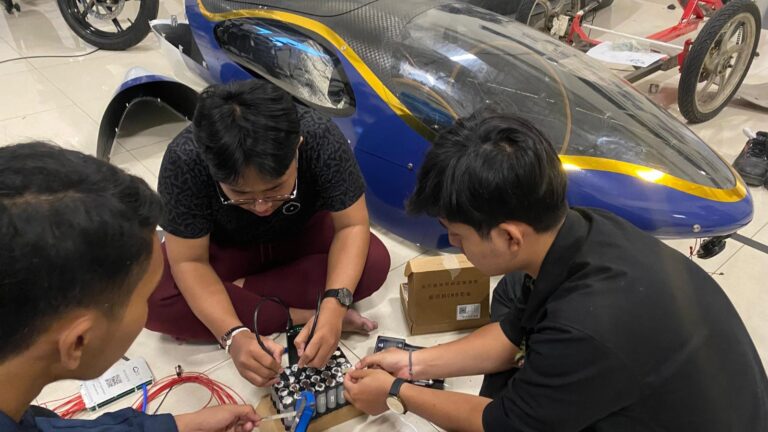 Tim EVOS UNAIR Kembangkan Solusi Daur Ulang Baterai EV dengan IoT dan AI