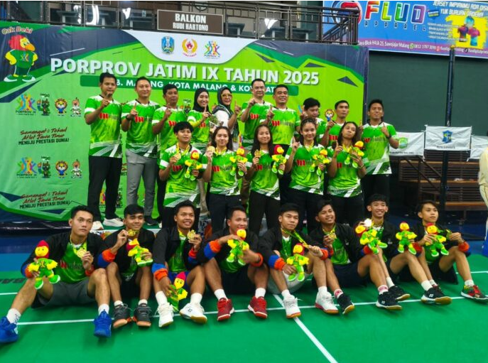 Atlet bulu tangkis Surabaya berhasil meraih dua medali emas beregu putra dan putri Porprov Jatim, setelah di babak final mengalahkan beregu putra-putri Kabupaten Malang.