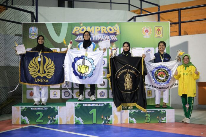 Wakil Rektor I ITS Prof Nurul Widiastuti SSi MSi PhD (kanan) dan atlet Taekwondo ITS Neyza Fauzia Ajryanie (podium 1) saat penyerahan medali emas cabor Taekwondo