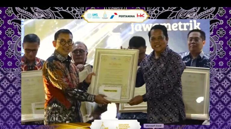 WR 3 Unesa saat menerima penghargaan dari Menteri Kebudayaan