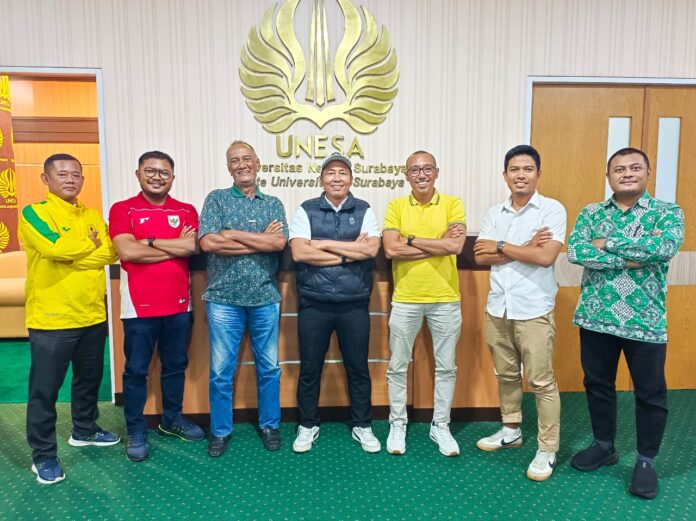Wakil Rektor IV Unesa, Dwi Cahyo Kartiko, dan jajarannya bersama Ketua Askot PSSI Surabaya, Roky Maghbal dan jajarannya.