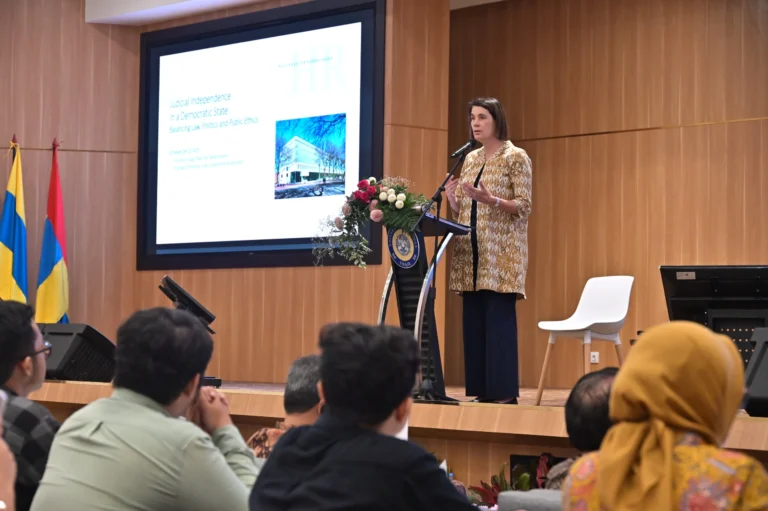 Gandeng Hoge Raad der Nederlanden dan MA RI, FH UNAIR Bahas Pentingnya Kemandirian Peradilan