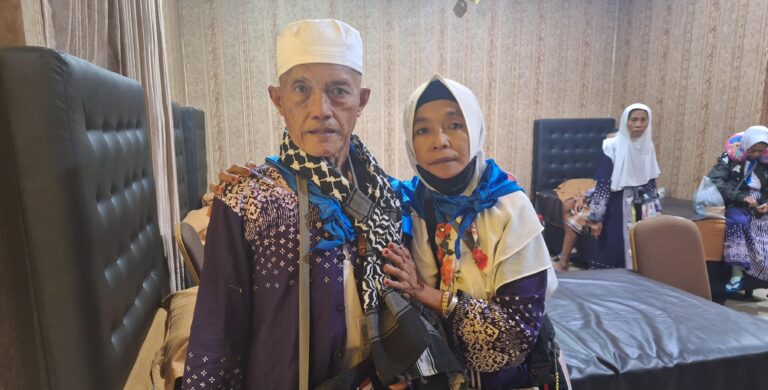 Kisah Ketabahan Penjual Gorengan Dampingi Suami Berhaji